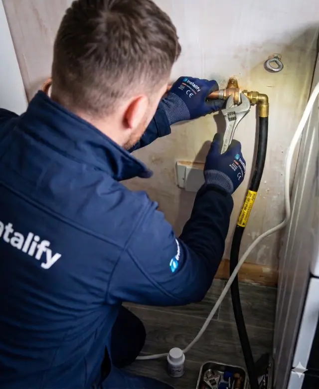 NW Cooker Installation Gas Safe engineer disconnecting gas cooker in your area