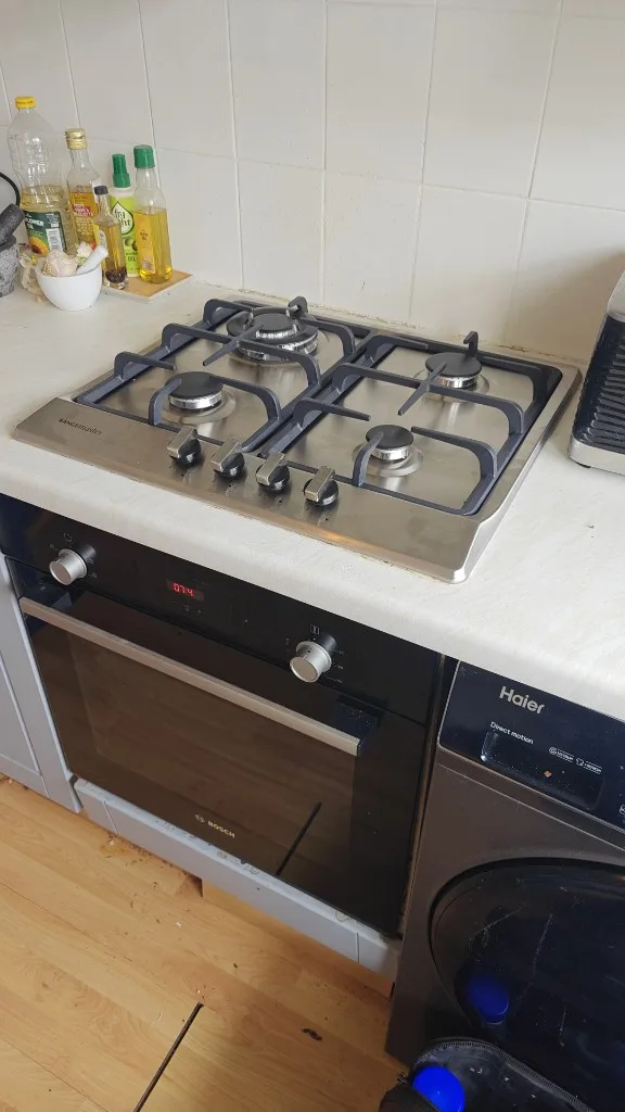 Rangemaster gas hob installed above a Bosch built-in oven in kitchen units