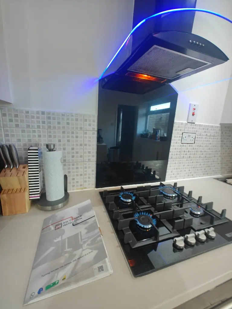 Installed gas hob and extractor